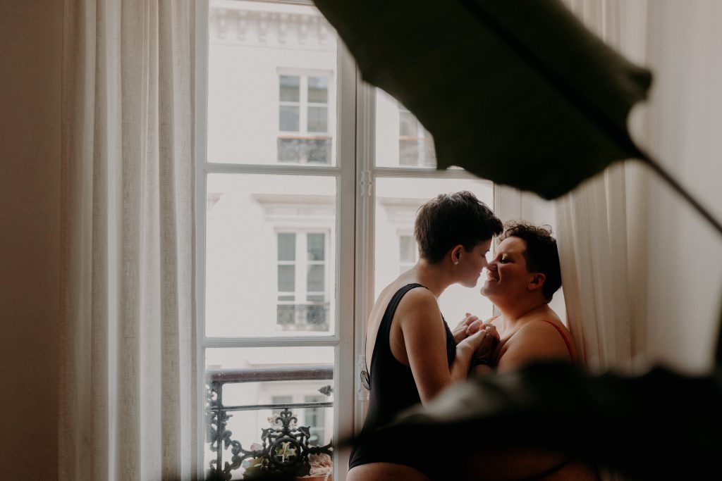 Love session en Maison Finou à Paris-Chloé & Pauline ©Diane Barbier Photographe (1)