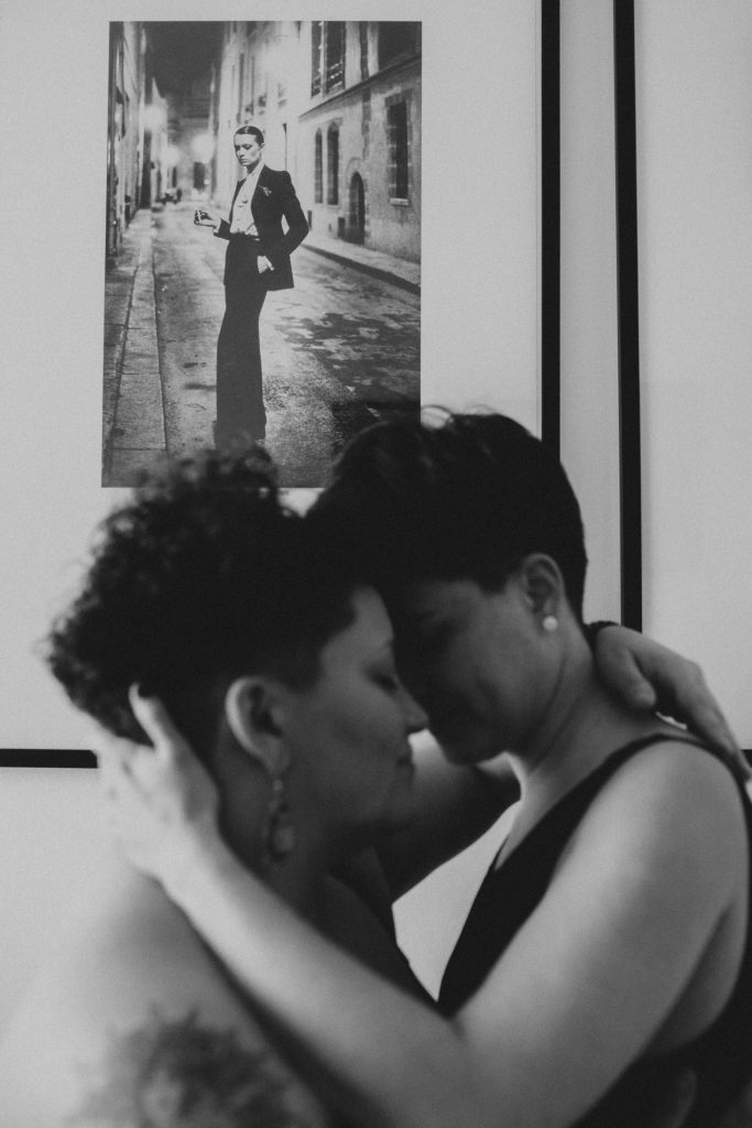 Love session en Maison Finou à Paris-Chloé & Pauline ©Diane Barbier Photographe (12)
