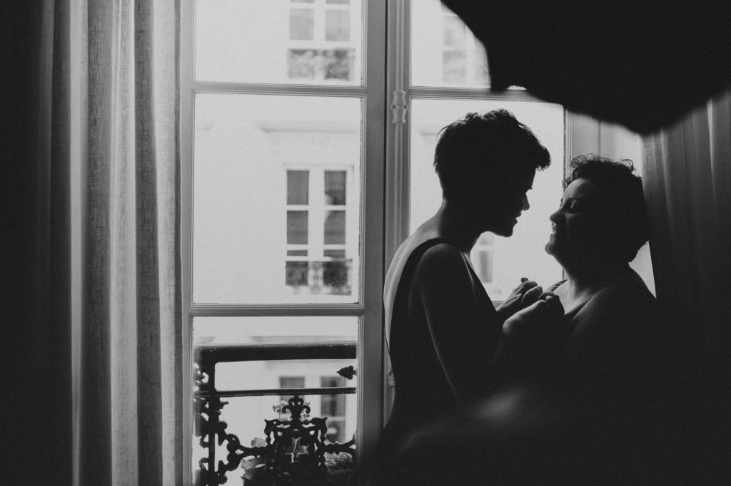 Love session en Maison Finou à Paris-Chloé & Pauline ©Diane Barbier Photographe (2)
