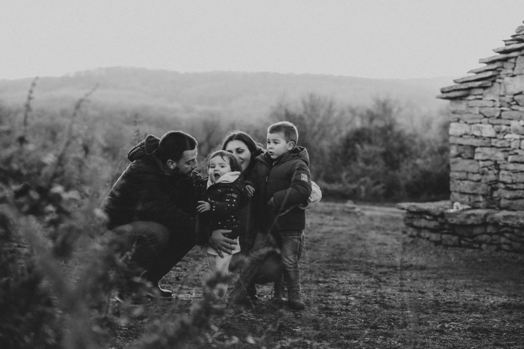 Séance Photo Famille Dans Le Lot En Hiver Gaëlle Romain Julian & Maxine Diane Barbier Photographe (33)