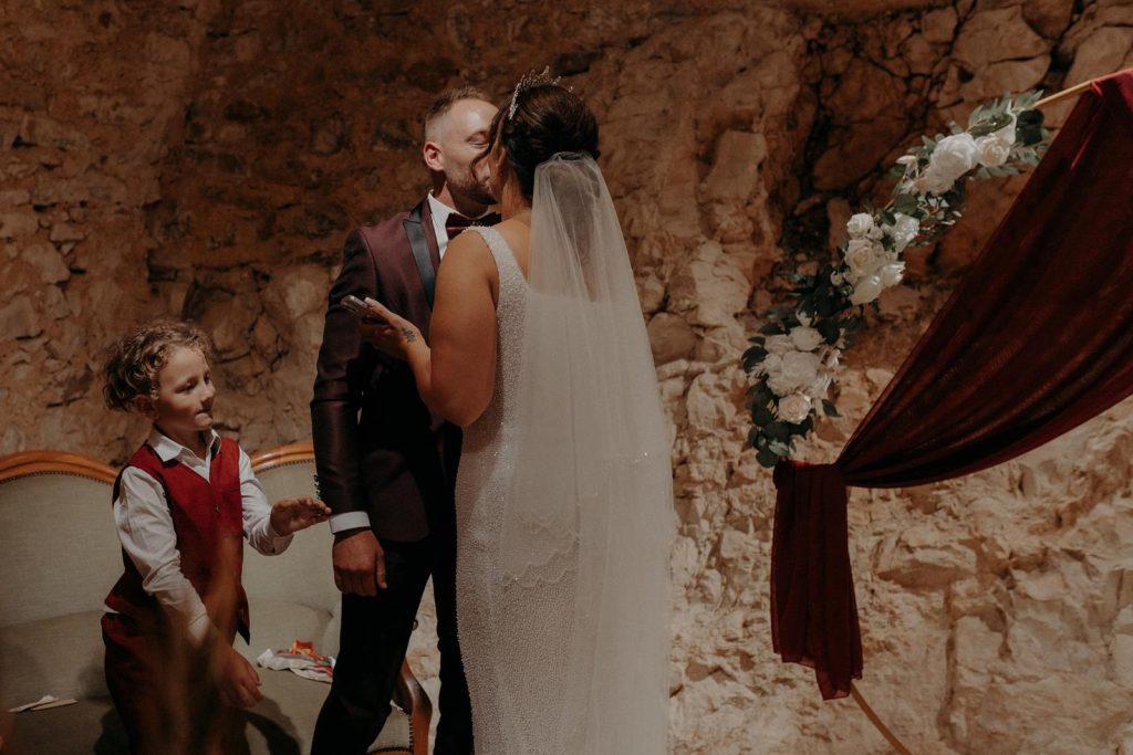 Mariage Déjanté Au Château De Roussillon Clarisse & Kévin Diane Barbier Photographe (9)