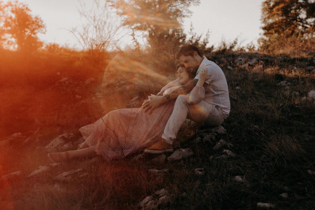 Séance Couple Maternité Sur Les Causses De La Vallée Du Lot Savyrme & Simon Diane Barbier Photographe (12)