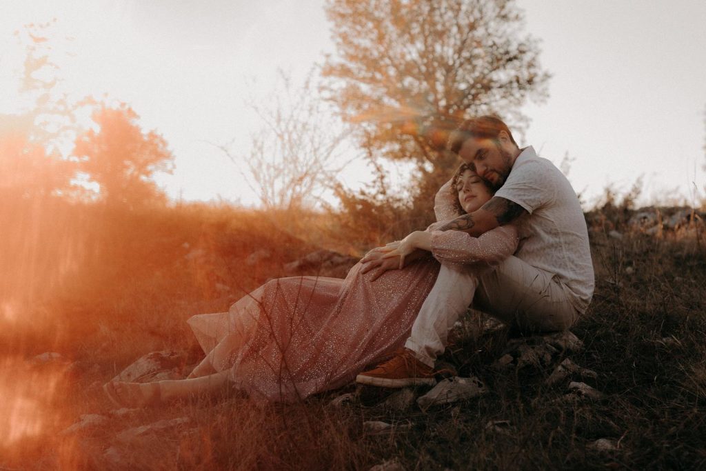 Séance Couple Maternité Sur Les Causses De La Vallée Du Lot Savyrme & Simon Diane Barbier Photographe (14)