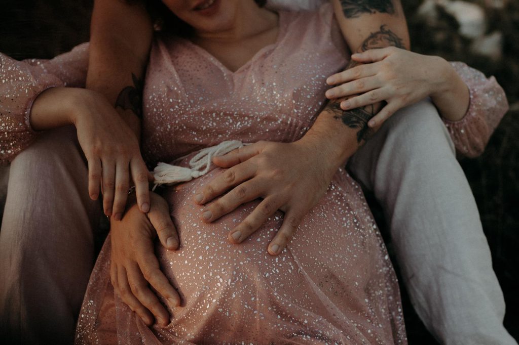 Séance Couple Maternité Sur Les Causses De La Vallée Du Lot Savyrme & Simon Diane Barbier Photographe (16)