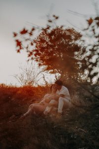 Séance Couple Maternité Sur Les Causses De La Vallée Du Lot Savyrme & Simon Diane Barbier Photographe (28)