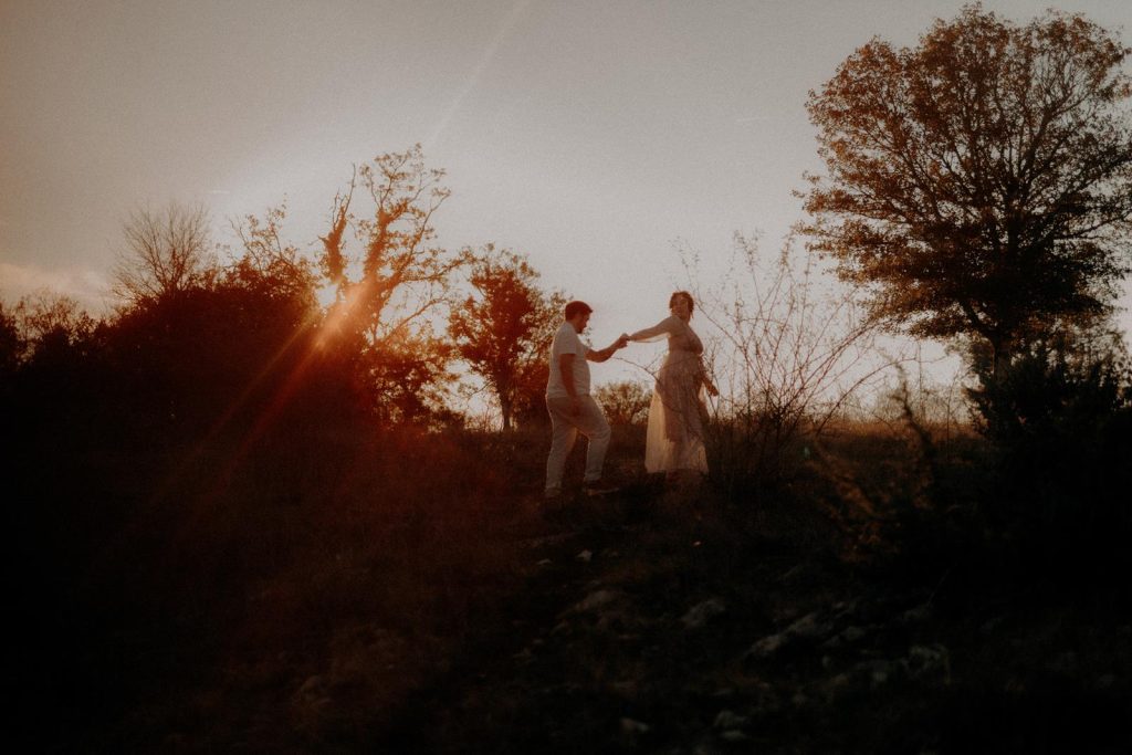 Séance Couple Maternité Sur Les Causses De La Vallée Du Lot Savyrme & Simon Diane Barbier Photographe (34)
