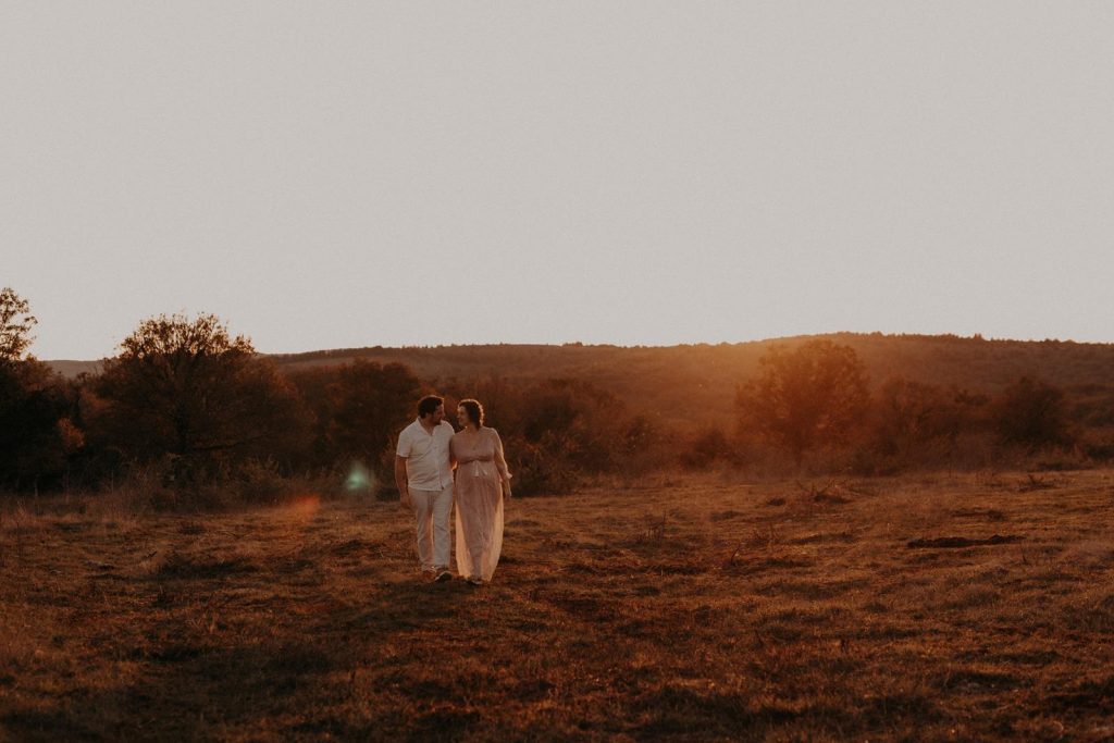 Séance Couple Maternité Sur Les Causses De La Vallée Du Lot Savyrme & Simon Diane Barbier Photographe (37)