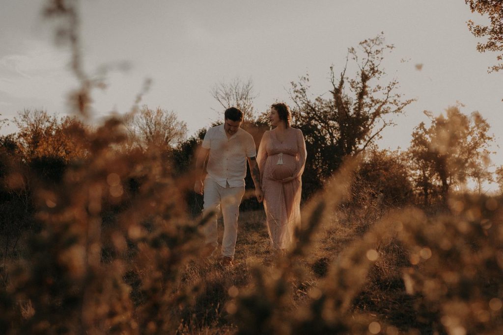 Séance Couple Maternité Sur Les Causses De La Vallée Du Lot Savyrme & Simon Diane Barbier Photographe (9)