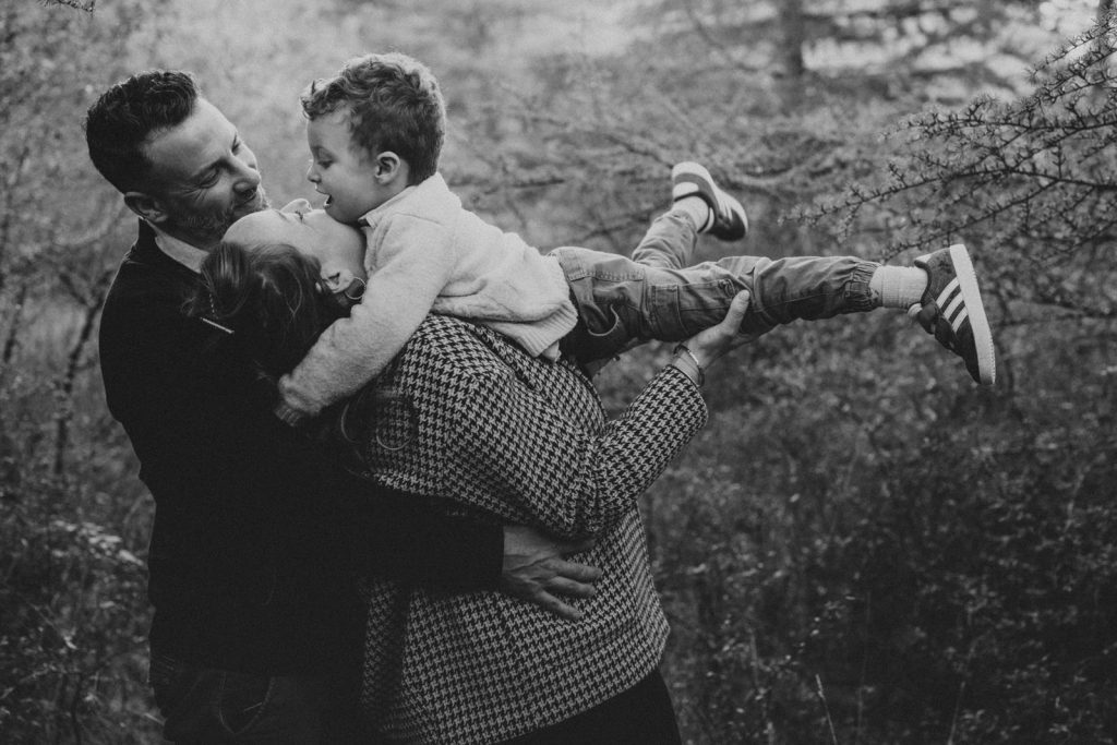 Séance Famille Dans La Forêt Du Lot Louis Sian & Julie Diane Barbier Photographe (8)